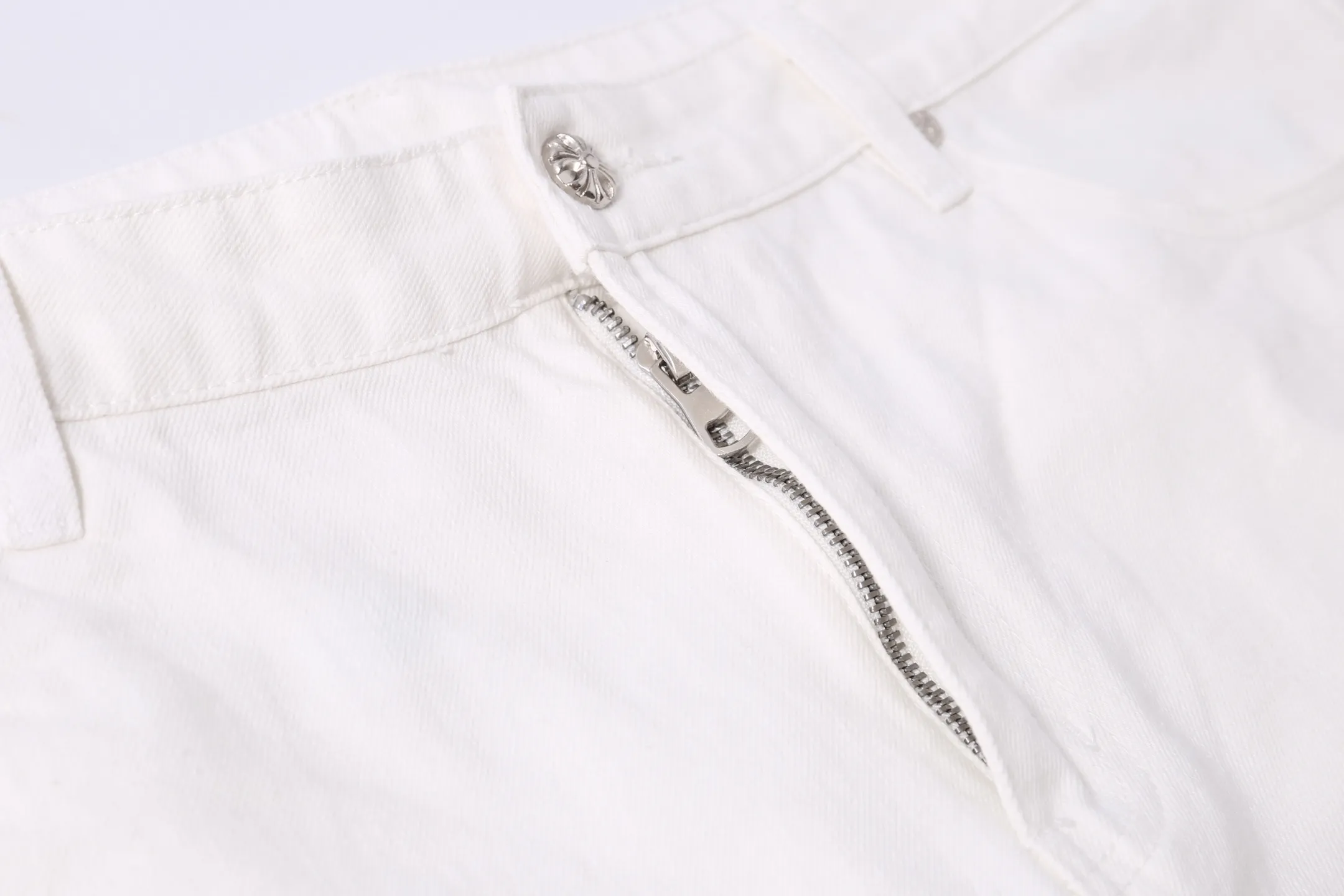 P210 Style number: H897 [Men's zipper style] Croxin & 𝐂𝐡𝐫𝐨𝐦𝐞 𝐇𝐞𝐚𝐫𝐭 ss25 new yellow Miami patchwork leather jeans. Styles with different washed textures are very friendly to people with thin legs. The slightly flared version perfectly modifies the leg shape. The timeless and moderate length makes it easy to match and match. It is the basis for various styles and is a must-have in your wardrobe! The fabric is stiff but also makes the upper body soft without losing texture. The washing process is even more perfect. It is a must-have item for everyone! ! ! Washed wheat, hang tag, pants label, complete with three labels Color: white Size: 30-32-34-36
